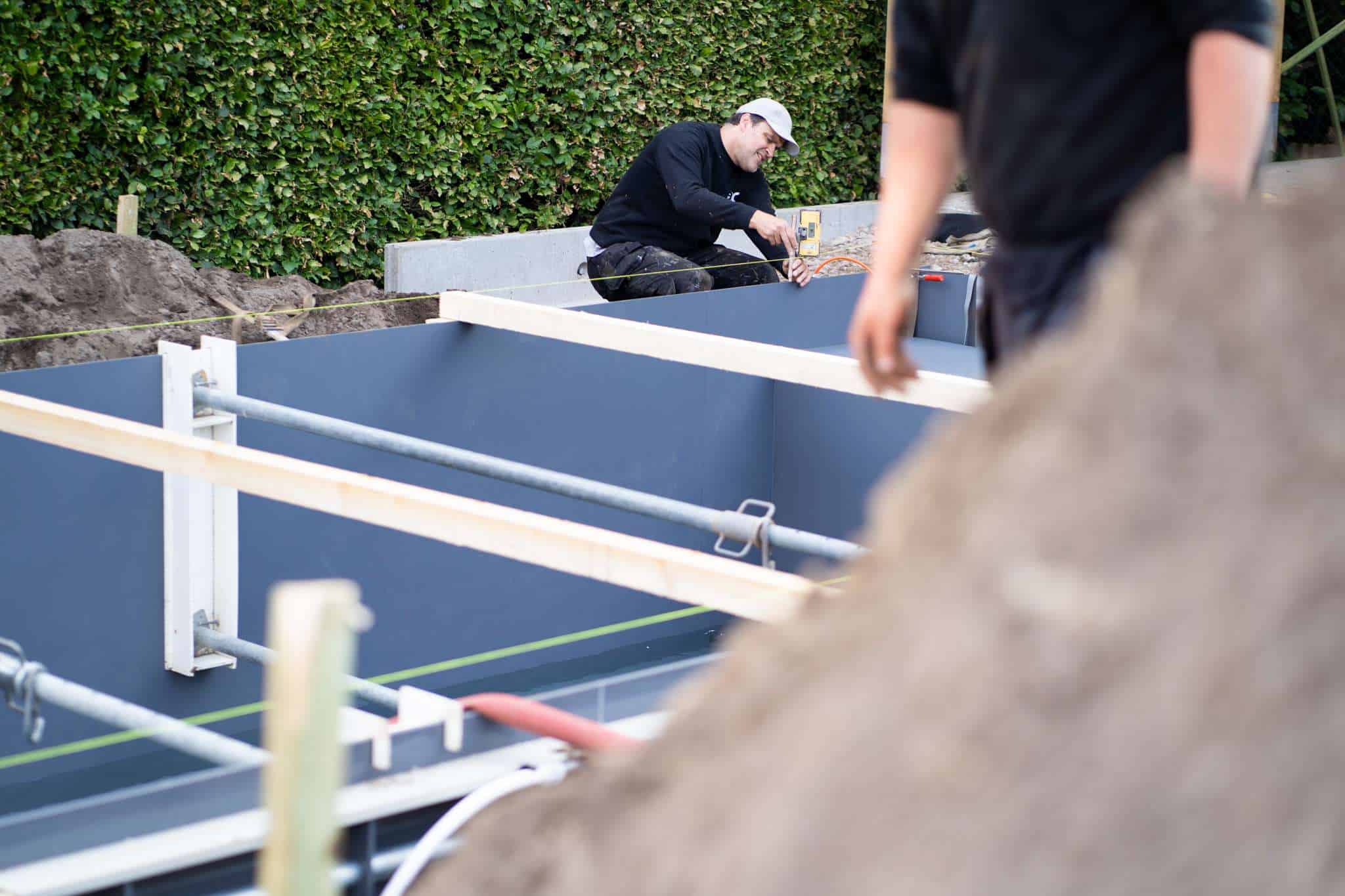 Medewerkers van AC Zwembaden tijdens de nauwkeurige constructie en montage van de wanden van een PPC-zwembad.