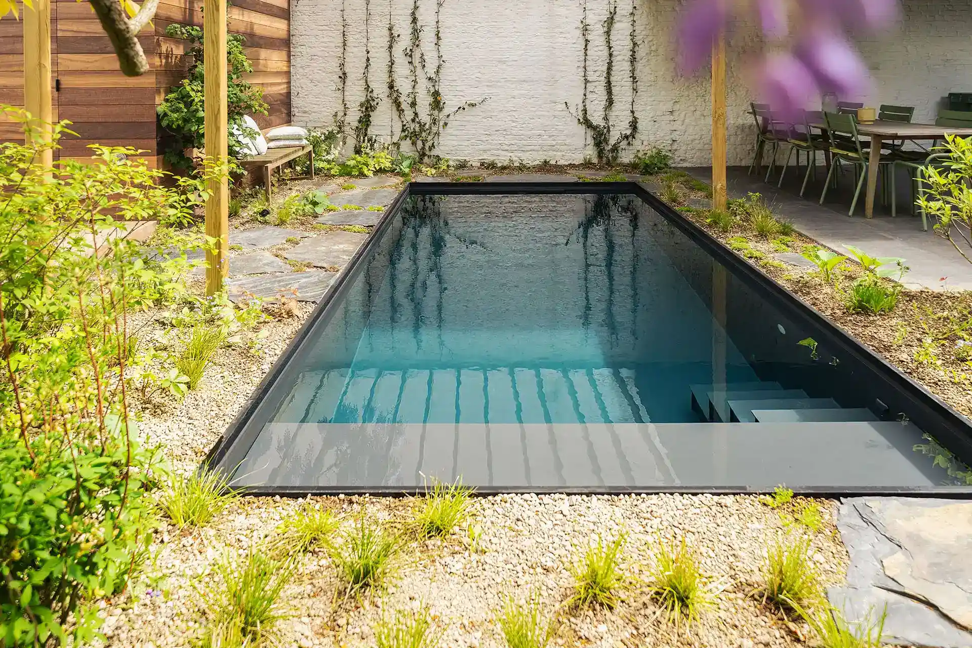 PPC zwembad in Gent met strakke lijnen en moderne aanbouw