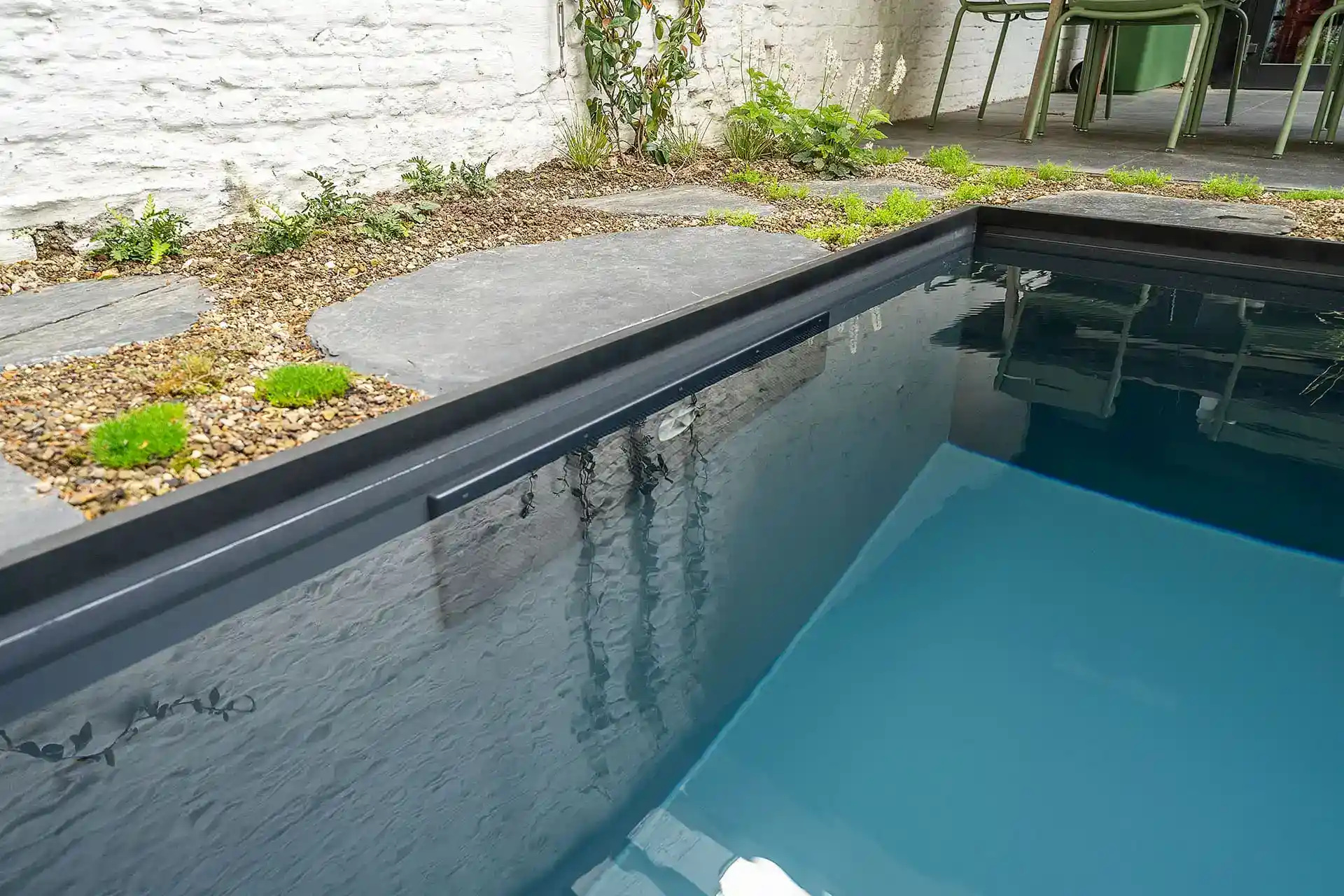 Hedendaags PPC zwembad in Gent met architecturale tuin